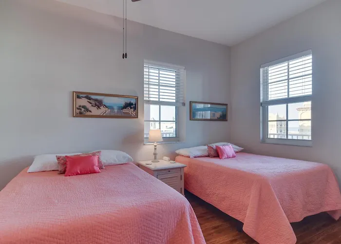 Coastal W/ Harbor Views: Steps To Beach! Ferienhaus *